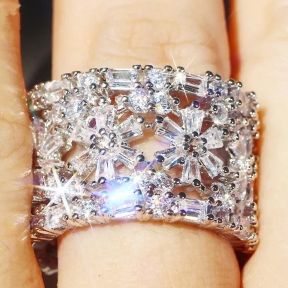 18 CT 925 STERLING SILVER DIAMOND RING - Picture 5 of 7